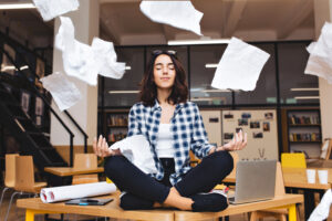 Jovem Mulher Morena Muito Alegre Meditando Sobre Mesa Cercar As Coisas De Trabalho E Papeis Voando Humor Alegre Pausa Trabalho Estudo Relaxamento Verdadeiras Emocoes 300x200