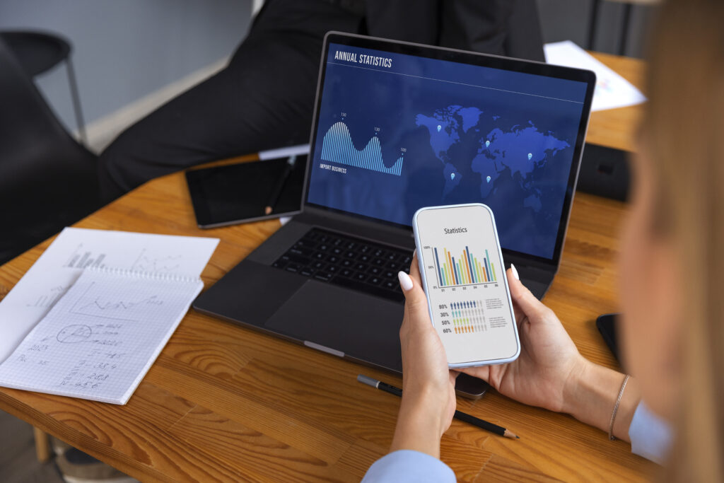 pessoa de negocios olhando para graficos de financas